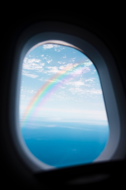 Hermosa vista de avión con arco iris