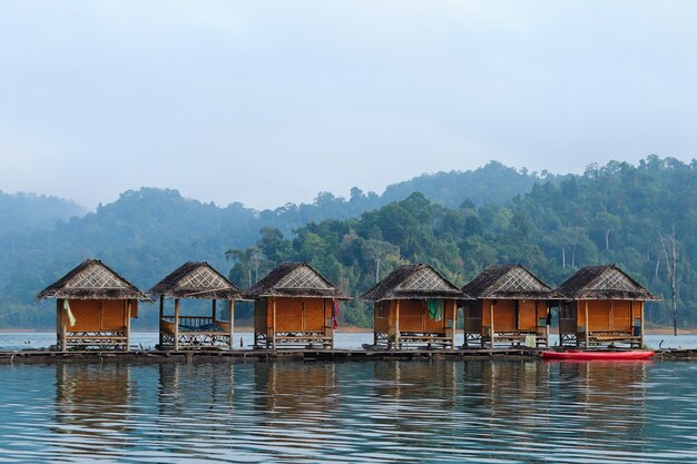 Hermosa vista de las cabañas de madera sobre el océano capturadas en Tailandia