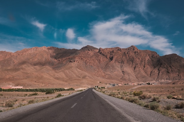 Hermosa vista de un camino con las montañas capturadas en Marruecos