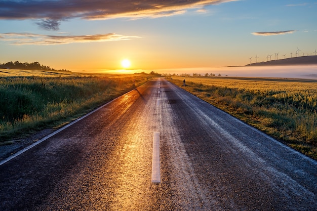 Hermosa vista de una carretera al amanecer temprano en la mañana