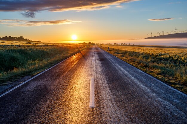 Hermosa vista de una carretera al amanecer temprano en la mañana