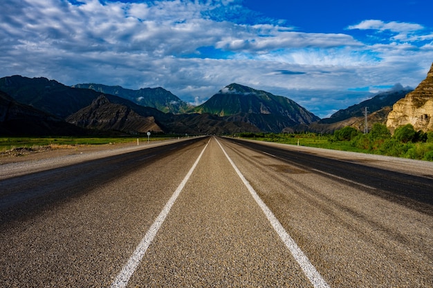 Hermosa vista de una carretera de asfalto vacía bajo el cielo nublado