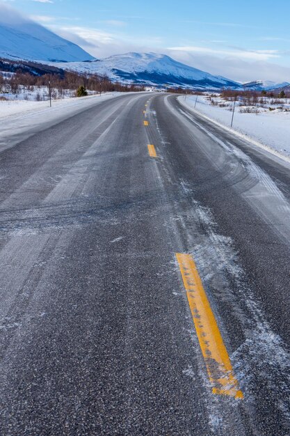 Hermosa vista de la carretera congelada en un frío día de invierno en Noruega