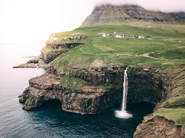 Hermosa vista de la cascada de Gasadalur y las Islas Feroe en Dinamarca