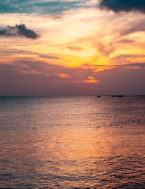 Hermosa vista del cielo al atardecer en la playa