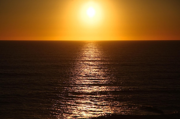 Hermosa vista del cielo dorado del atardecer sobre el océano