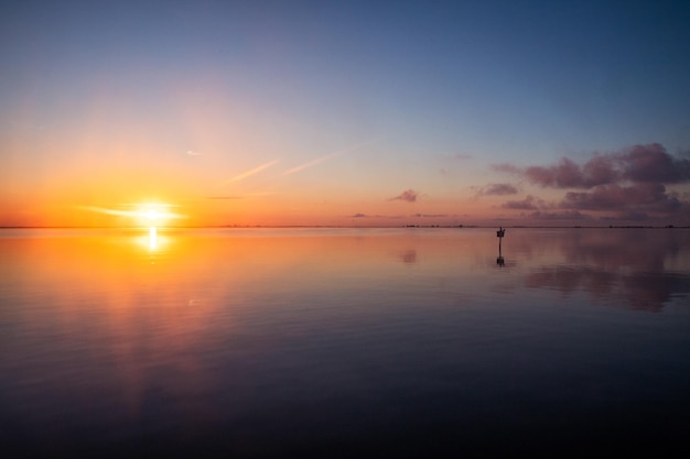 Hermosa vista del cielo dorado del atardecer sobre el océano