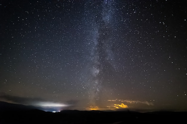 Hermosa vista de un cielo estrellado contra un cielo nocturno