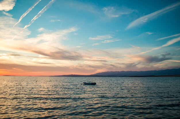 Hermosa vista del cielo nublado en la puesta de sol sobre un paisaje marino