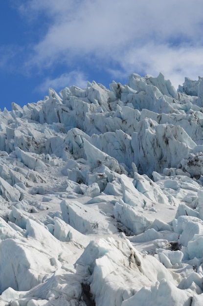 Foto gratuita hermosa vista de cielos azules sobre una caída de hielo en islandia.