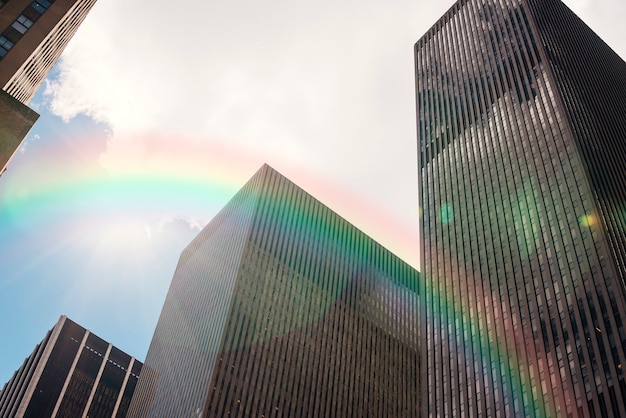 Hermosa vista de la ciudad con arco iris