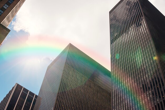 Hermosa vista de la ciudad con arco iris