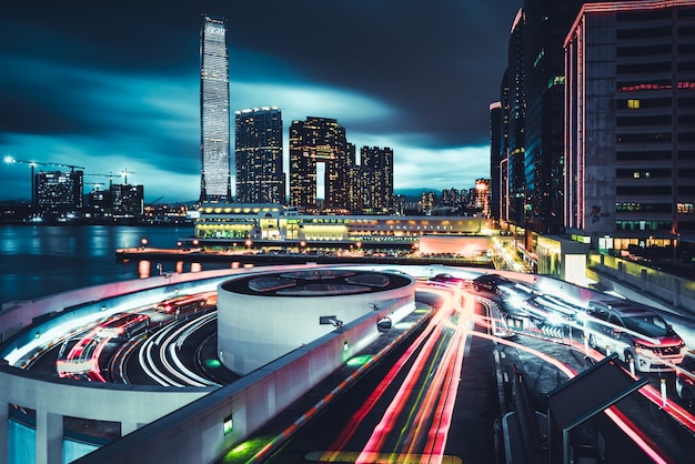 Hermosa vista de la ciudad de Honk Kong con carreteras y luces de larga exposición en la noche