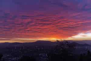 Foto gratuita hermosa vista de una ciudad en un valle bajo el exótico cielo colorido