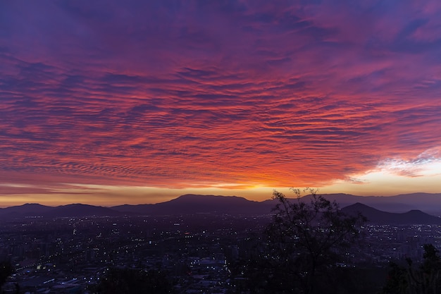 Hermosa vista de una ciudad en un valle bajo el exótico cielo colorido