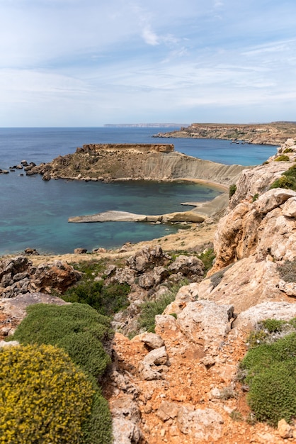 Foto gratuita hermosa vista de la costa de la bahía de gnejna en malta