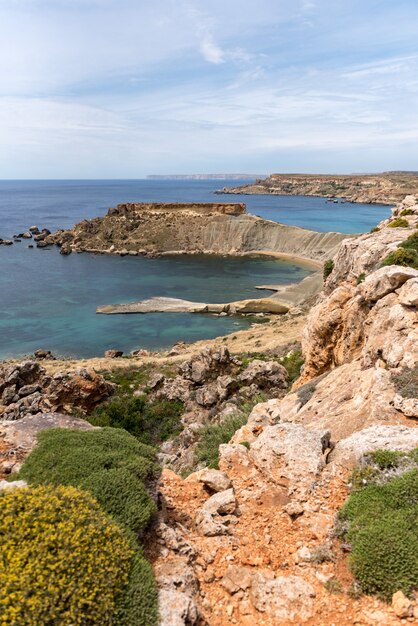 Hermosa vista de la costa de la bahía de Gnejna en Malta