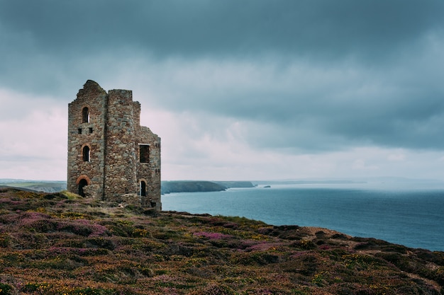Hermosa vista de la costa de Cornwall y la antigua mina de estaño Inglaterra cerca de St Agnes Beacon