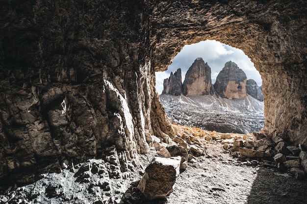 Hermosa vista de una cueva con colinas durante el día.