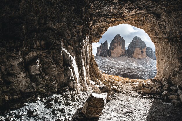 Hermosa vista de una cueva con colinas durante el día.