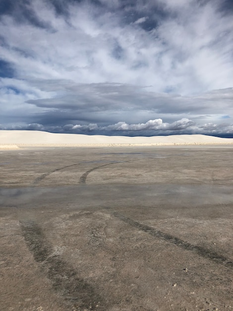 Hermosa vista del desierto bajo el cielo nublado en Nuevo México