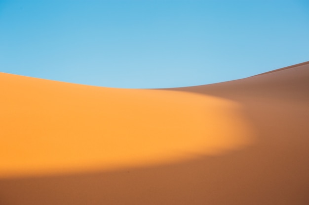 Hermosa vista de un desierto durante el día.