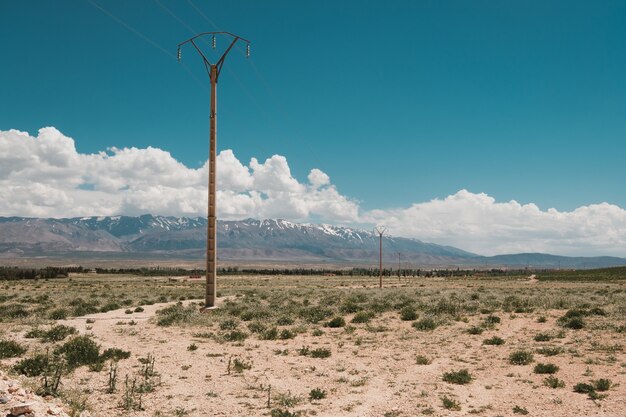 Hermosa vista del desierto con las montañas en el fondo bajo el cielo nublado en Marruecos