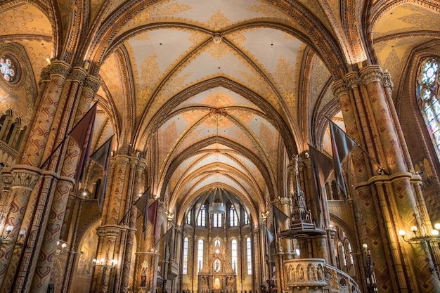 Hermosa vista del diseño de interiores Bastión de los pescadores en Budapest, Hungría