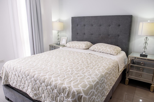 Hermosa vista de un dormitorio moderno en colores blancos