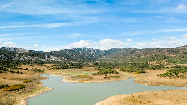 Hermosa vista de drone del lago