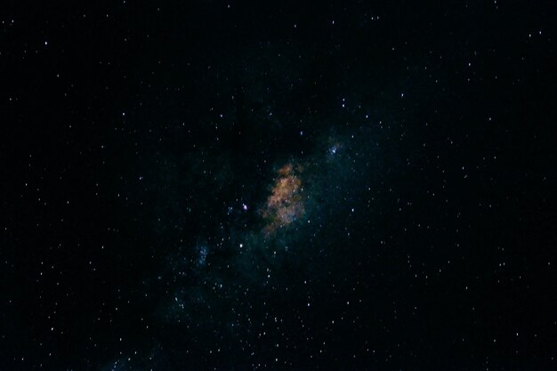 Hermosa vista de las estrellas en el cielo nocturno.