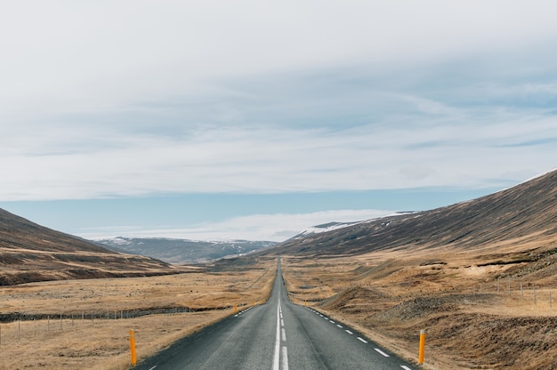 Hermosa vista de la famosa carretera de circunvalación en medio de un paisaje montañoso en Islandia