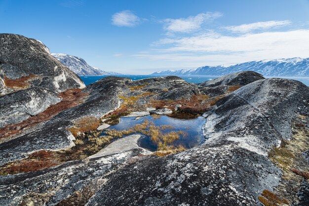 Hermosa vista del fiordo de Ata Sund en Groenlandia bajo un cielo nublado