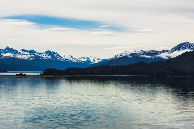 Hermosa vista de un glaciar en un lago rodeado de montañas en Alaska