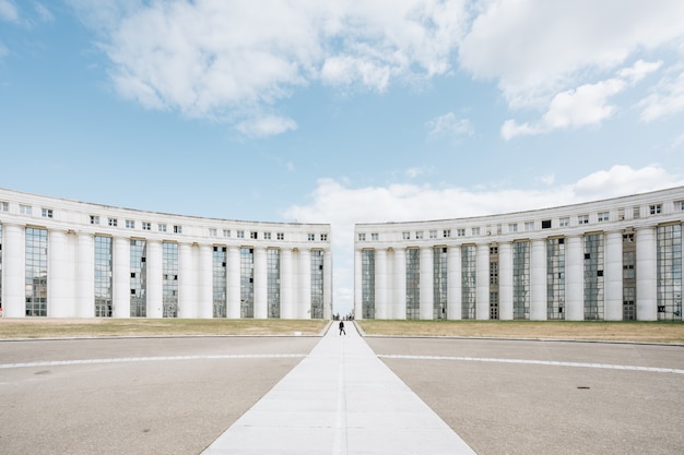 Hermosa vista del hacha Majeur bajo el cielo azul capturado en Cergy, Francia