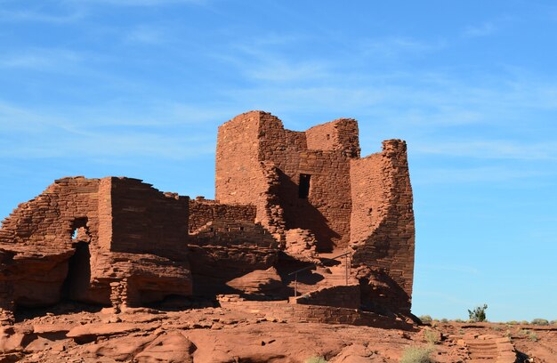 Hermosa vista de las históricas ruinas de viviendas de roca roja.