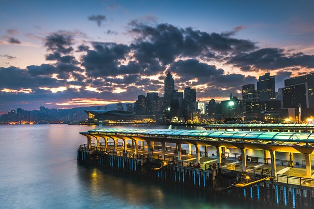 Hermosa vista de Hong Kong con rascacielos durante la puesta de sol