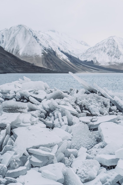 Hermosa vista de los icebergs en Ladakh, el calentamiento global y el concepto de cambio climático.
