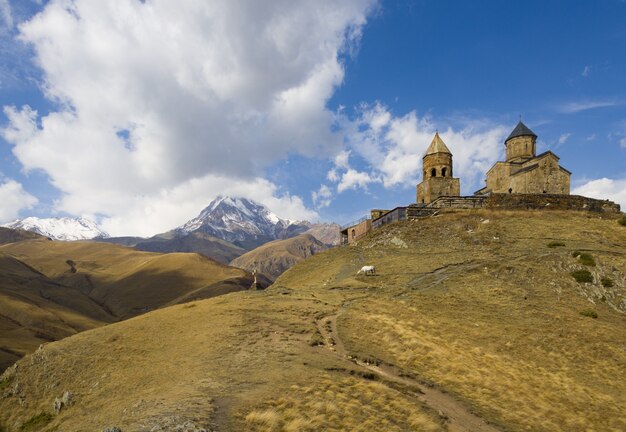 Hermosa vista de la Iglesia de la Trinidad de Gergeti capturada bajo el cielo nublado en Georgia