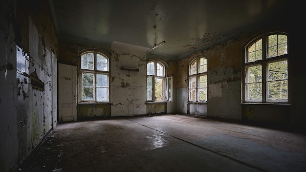 Hermosa vista del interior de un antiguo edificio abandonado