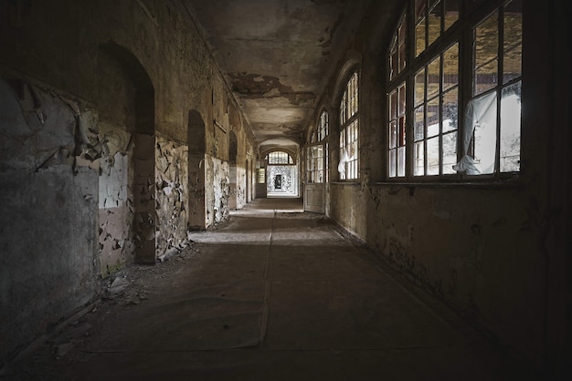 Hermosa vista del interior de un antiguo edificio abandonado