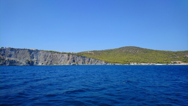 Hermosa vista de la isla Aegina en Grecia