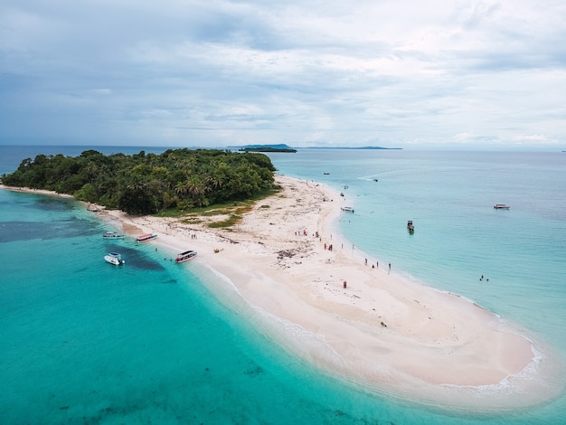 Hermosa vista de una isla con jungla.