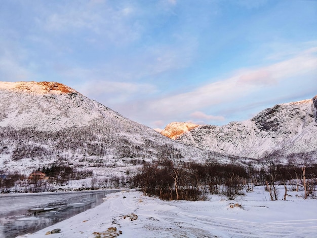 Hermosa vista de la isla de Kvaloya con un mar y montañas en Tromso, Noruega