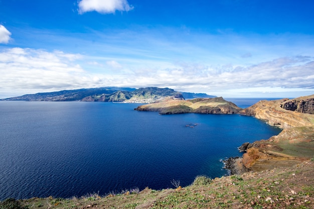 Hermosa vista de la isla de Madeira en Portugal bajo el nublado cielo azul