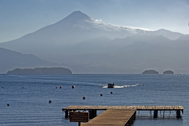 Hermosa vista del lago de Atitlán, ubicado en Guatemala durante el día