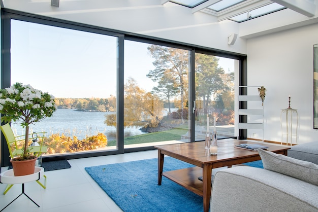 Hermosa vista de un lago azul capturado desde el interior de una villa