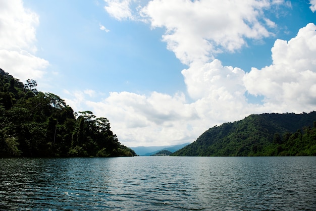 Hermosa vista de un lago y cielo azul