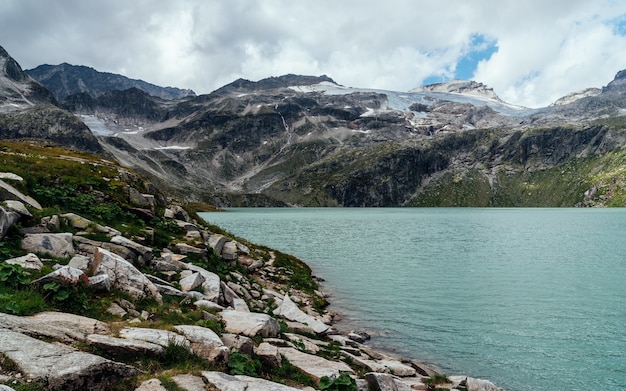 Una hermosa vista del lago y glaciar Weiss en Austria