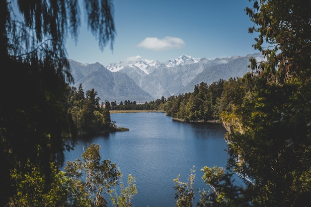 Hermosa vista del lago matheson en nueva zelanda con un cielo azul claro de fondo